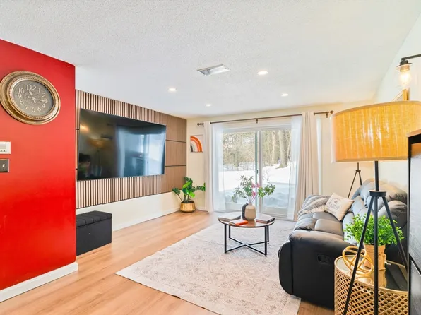 602 Franklin Crossing Rd, Franklin, MA 02038