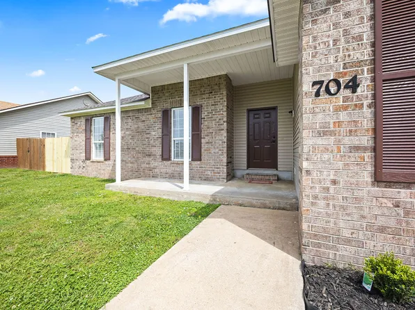 704 Charlotte St SW, Gravette, AR 72736