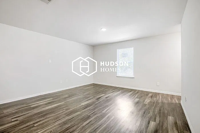 3 bed, 2.0 bath, 1028 sqft, $1,599 — Photo 3