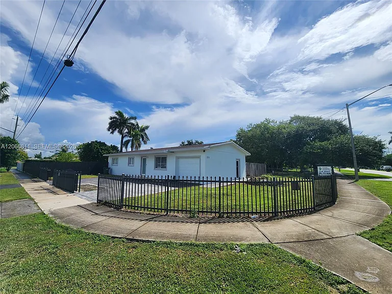 771 NW 15th St — Photo 2