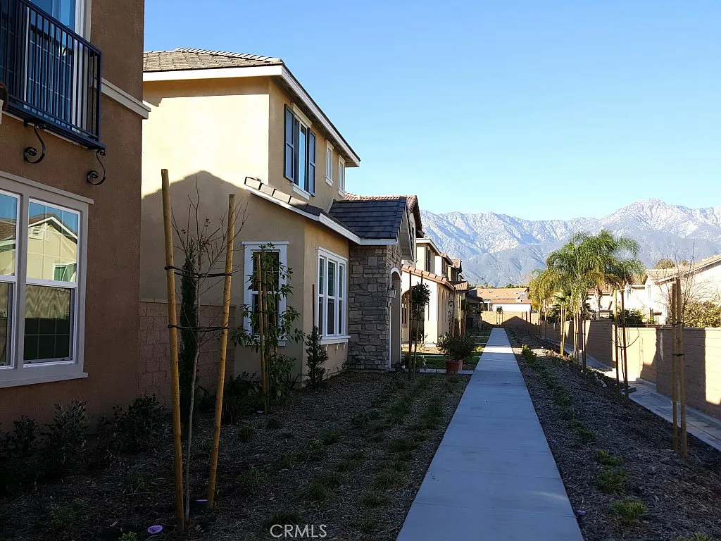 4 bed, 2.5 bath, 1746 sqft, $3,650 — Photo 4