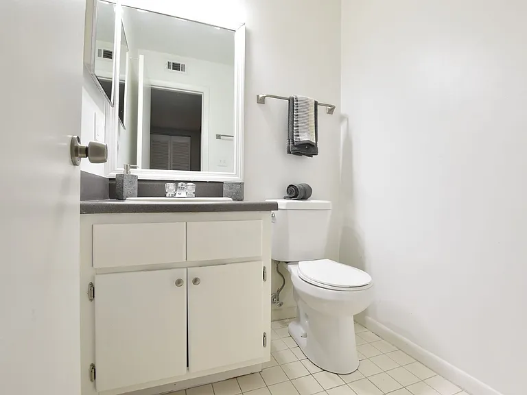 2304 SW 35th Pl — Photo 32
