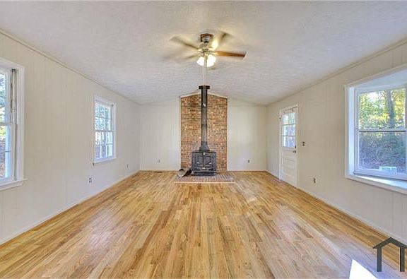 3rd image of 1304 Vine St NE