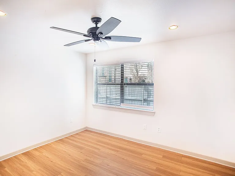 5609 Ross Ave — Photo 10