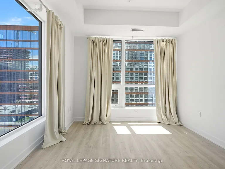 15 Richardson St #818 — Photo 7