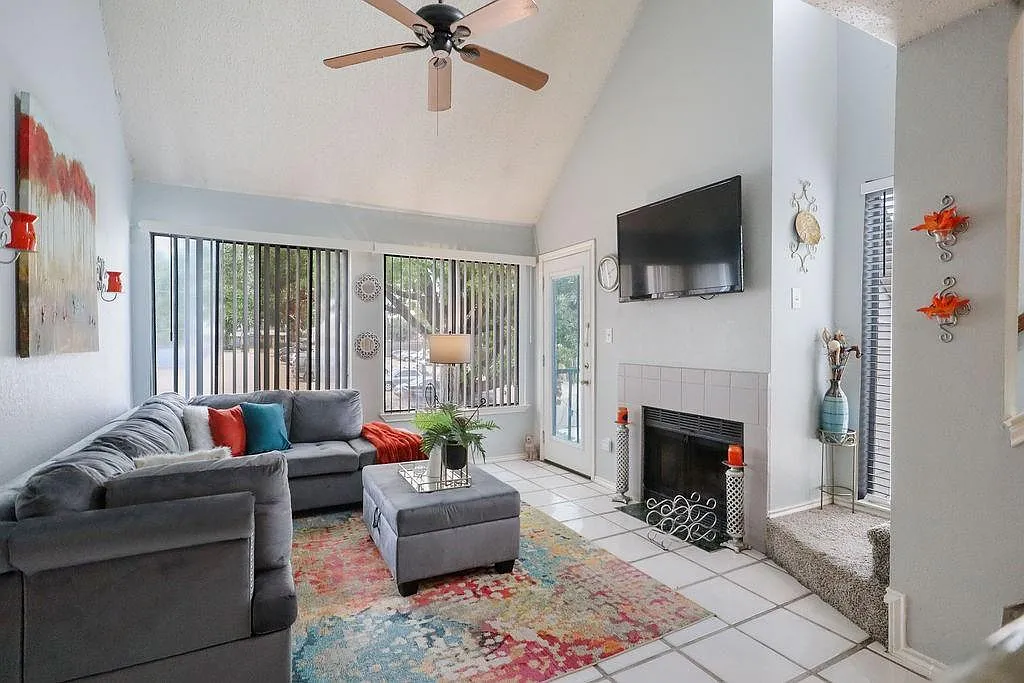2 bed, 894 sqft, $1,425 — Photo 2