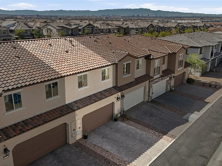 709 Pickled Pepper Pl — Photo 32