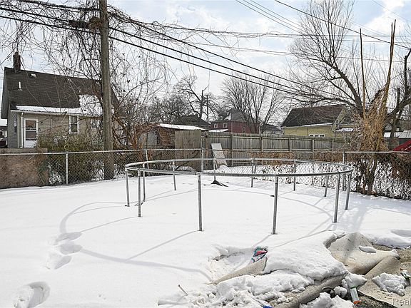 5th image of 147 Charles St