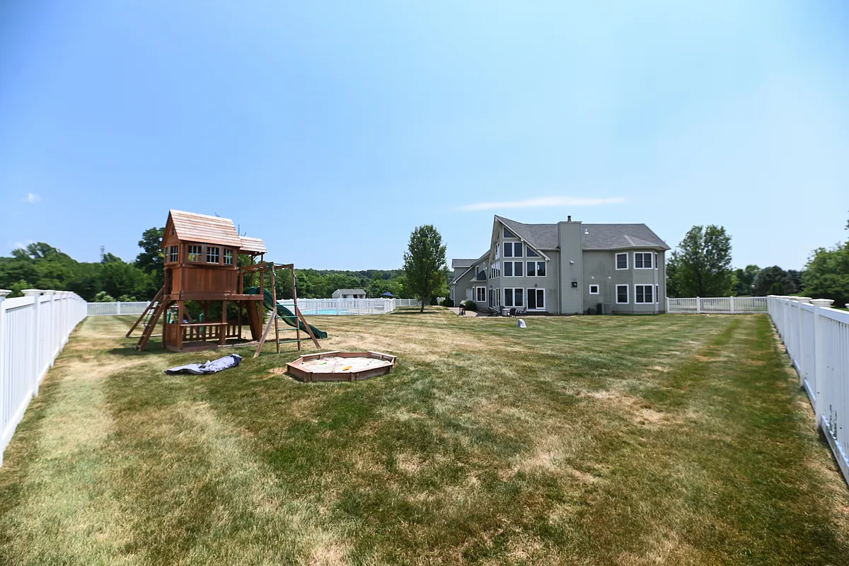 Building Photo - 19 Longview Dr