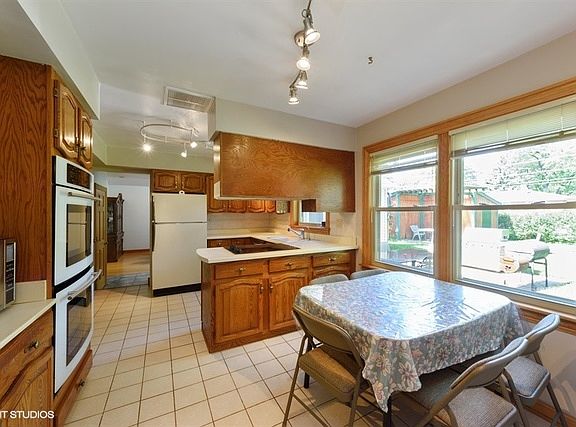 4th image of 1416 S Cypress Dr