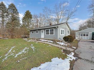 8 Sycamore Dr, Hyde Park, NY 12538