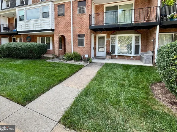8042 Lakecrest Dr, Greenbelt, MD 20770