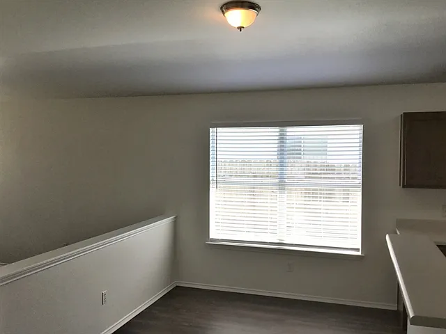 3 bed, 2.0 bath, 1835 sqft, $2,045 — Photo 4