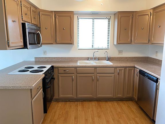 3rd image of 3764 Hiawatha Dr Unit 102