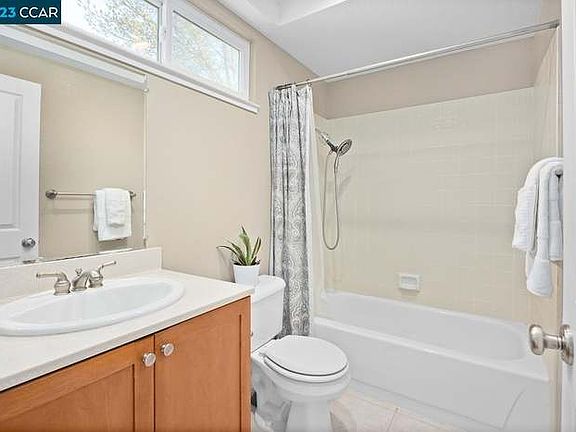 5th image of 305 Lake Ct #1