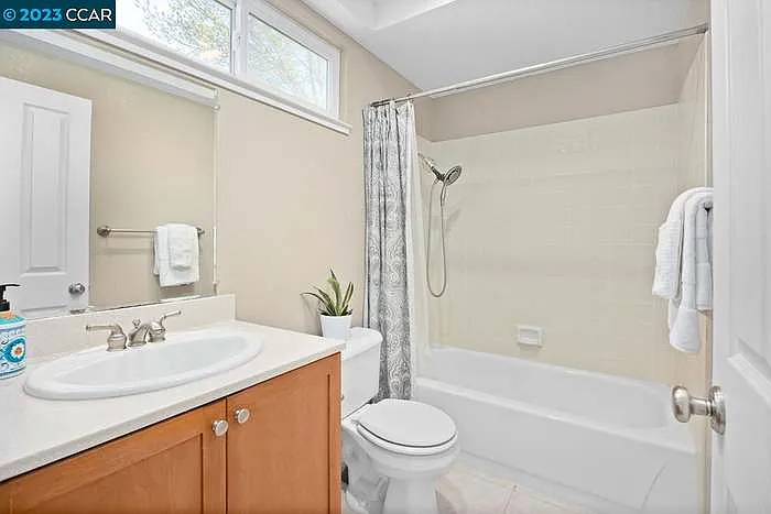 305 Lake Ct #1 — Photo 5