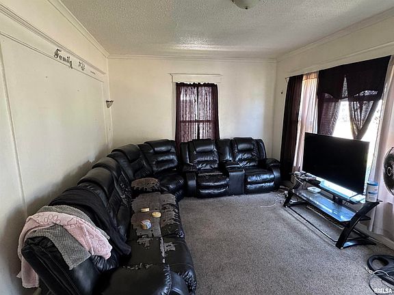 4th image of 714 W Armstrong Ave