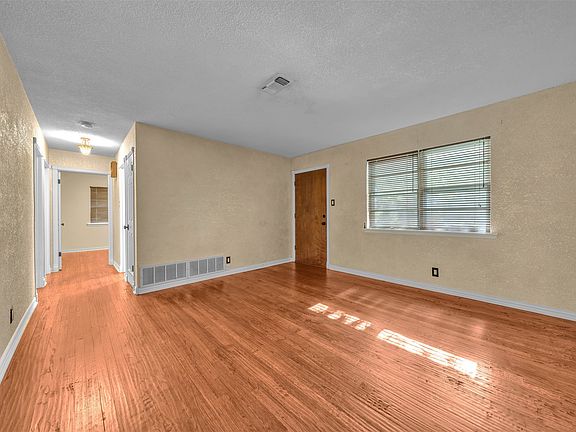 5th image of 1208 Harrison Ln