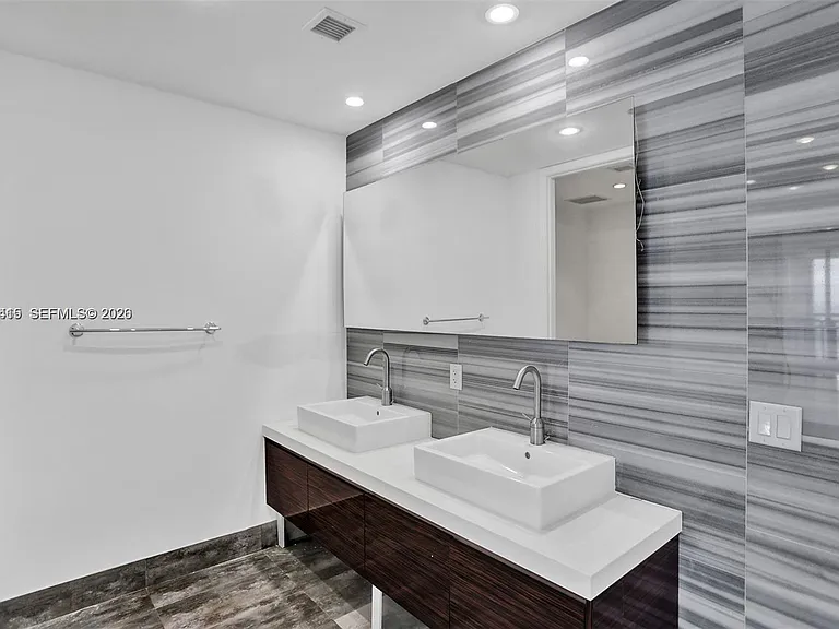 1100 Biscayne Blvd #5705 — Photo 24