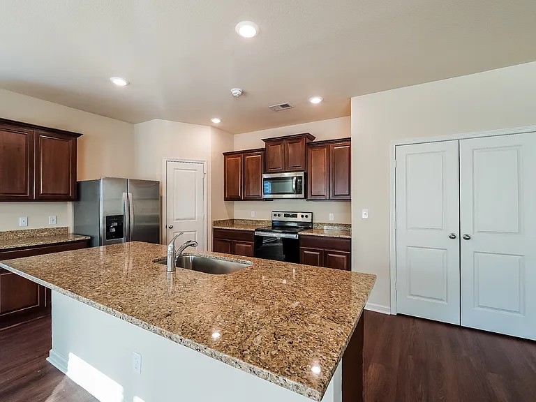430 Clover Cir — Photo 4