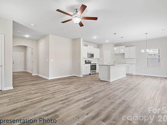 5th image of 211 Roxanna Ct