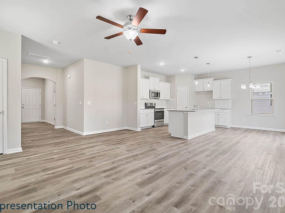 1st image of 216 Roxanna Ct