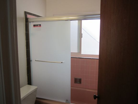 5th image of 3320 Taraval St APT 5