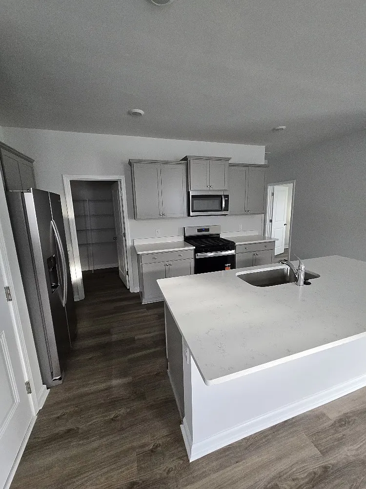 5 bed, 2361 sqft, $950 — Photo 3