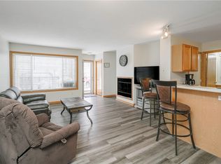 1055 68th St UNIT 2, West Des Moines, IA 50266