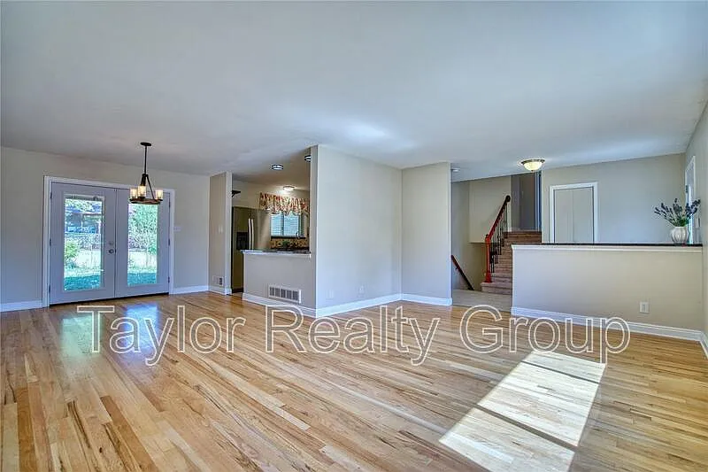 3 bed, 2.5 bath, 1901 sqft, $2,800 — Photo 3
