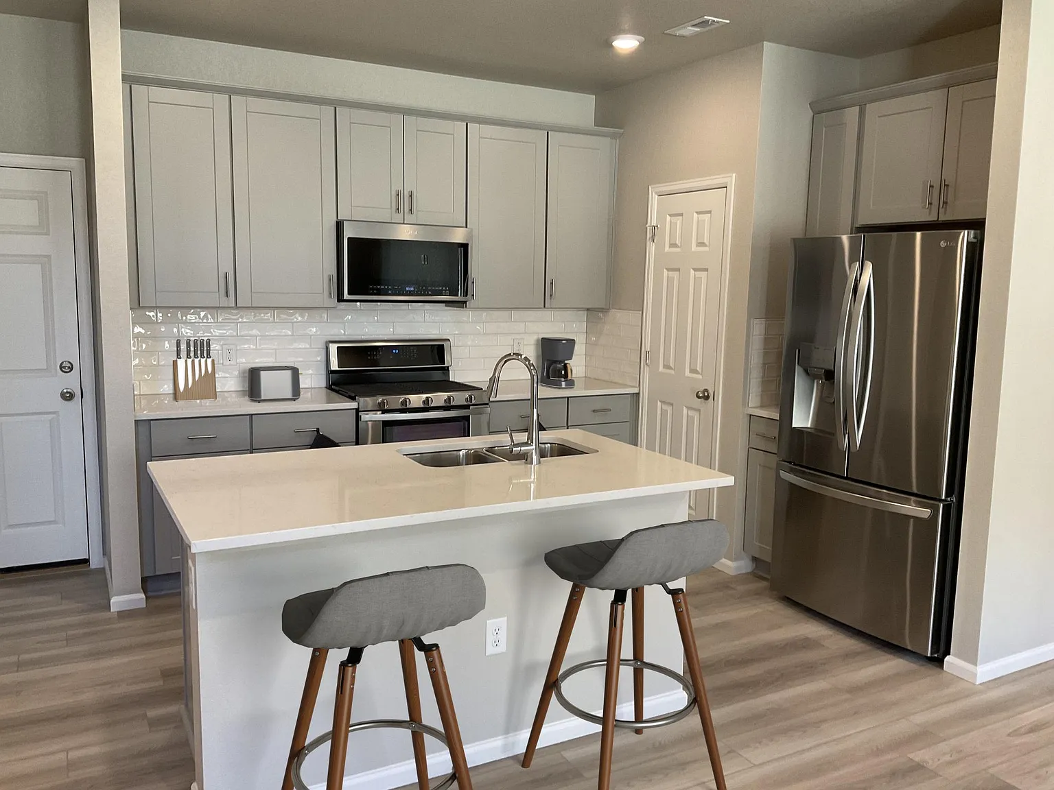 3 bed, 1428 sqft, $2,500 — Photo 2
