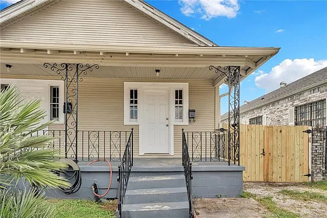 2 bed, 1.0 bath, 840 sqft, $1,300 — Photo 1