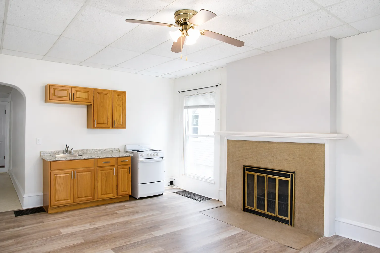 9 bed, 5621 sqft, $3,200 — Photo 3