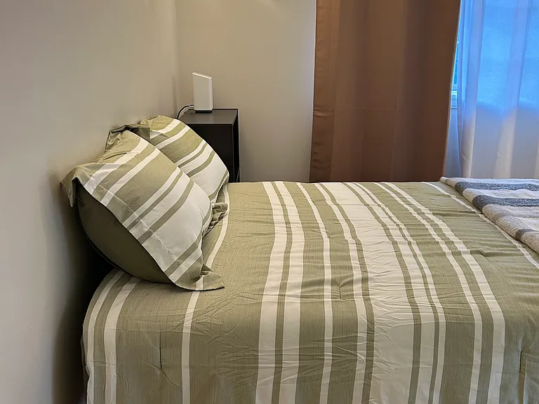 Queen bed.