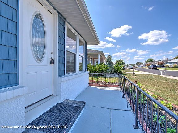 3rd image of 34 Harrington Dr S