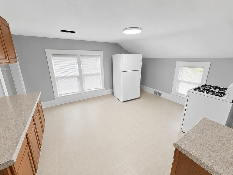 2204 Saint Clair St — Photo 17