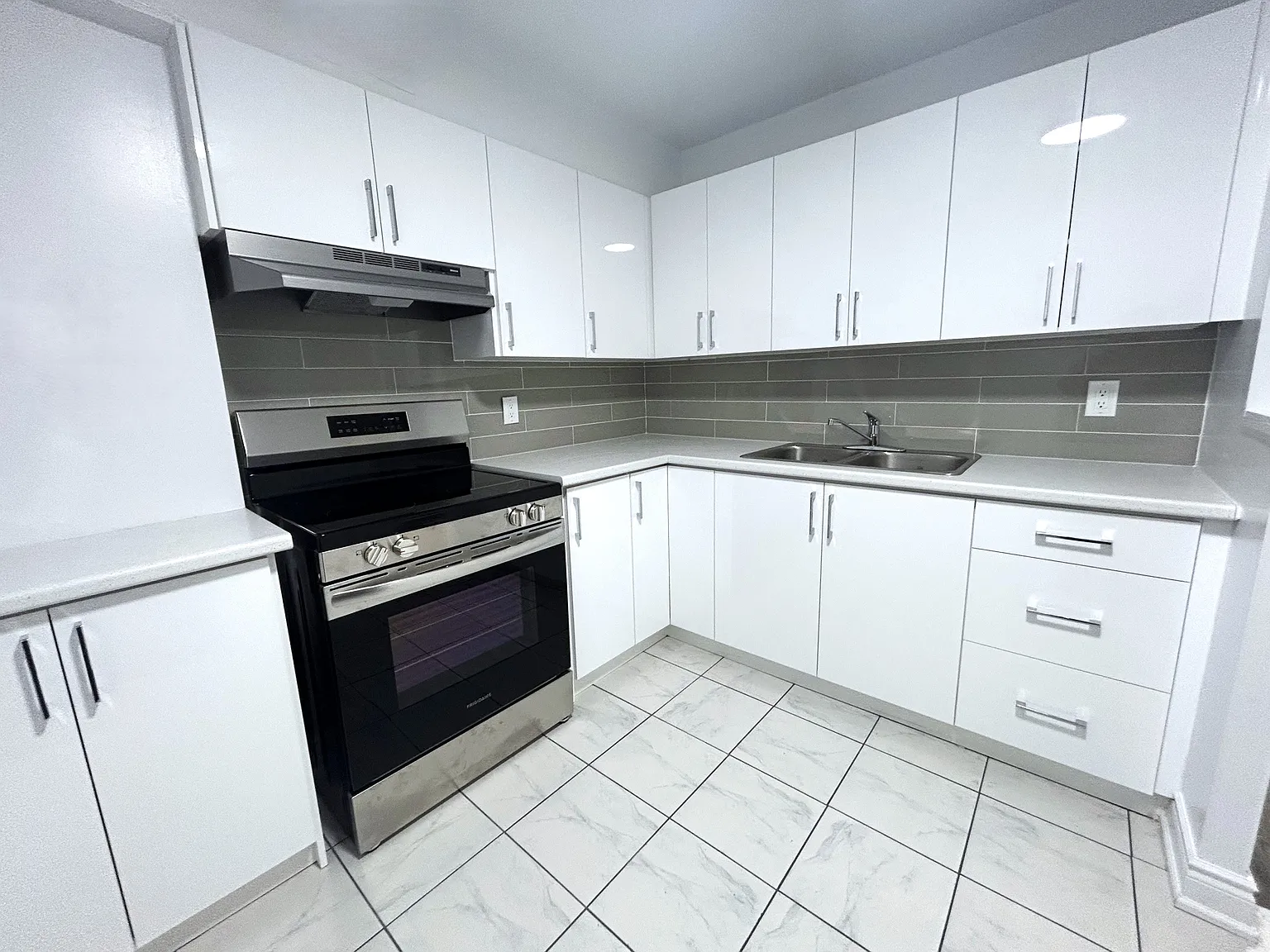 Pioneer Apartments — Photo 4
