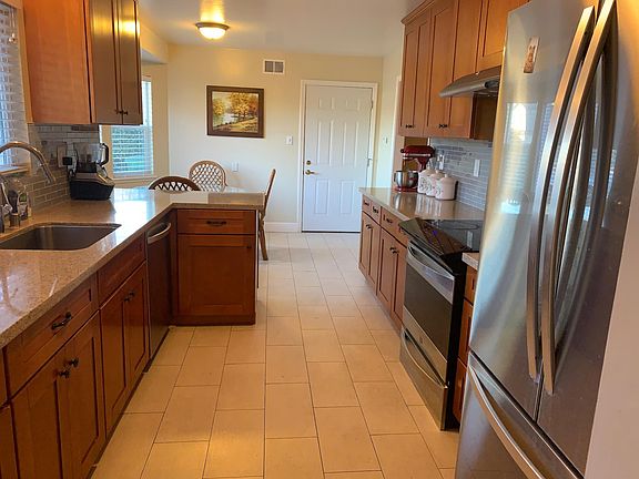 5th image of 708 Cambridge Dr