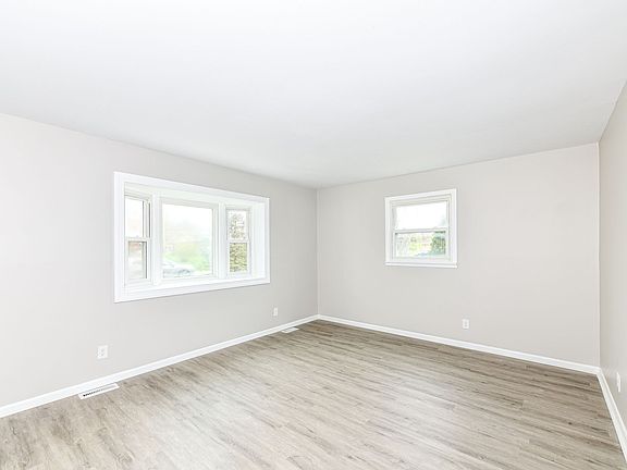 3rd image of 7416 Forest Park Dr