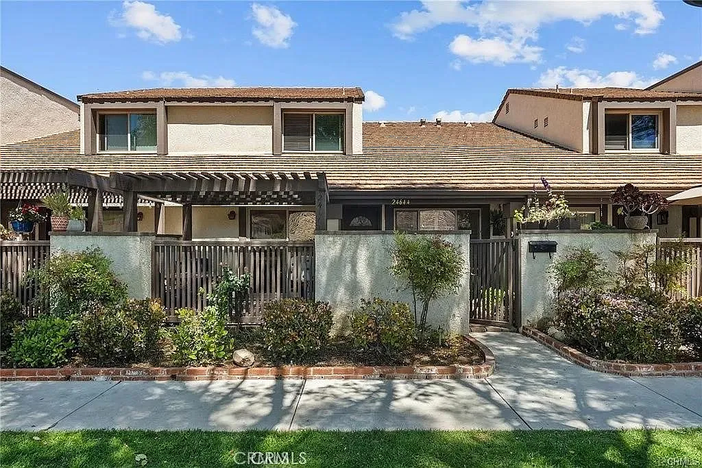 3 bed, 2.5 bath, 1217 sqft, $3,800 — Photo 1