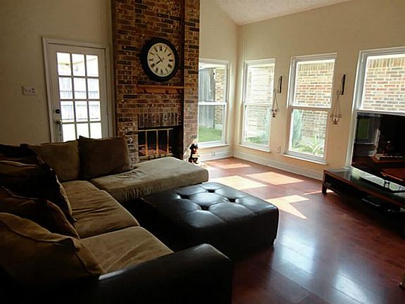 5th image of 2105 Holly Hill Ln