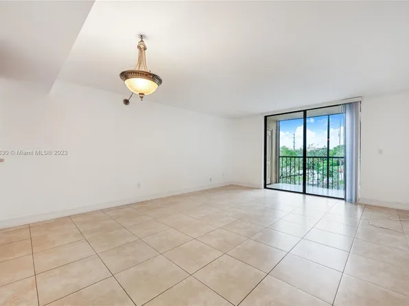 8635 NW 8th St APT 303, Miami, FL 33126