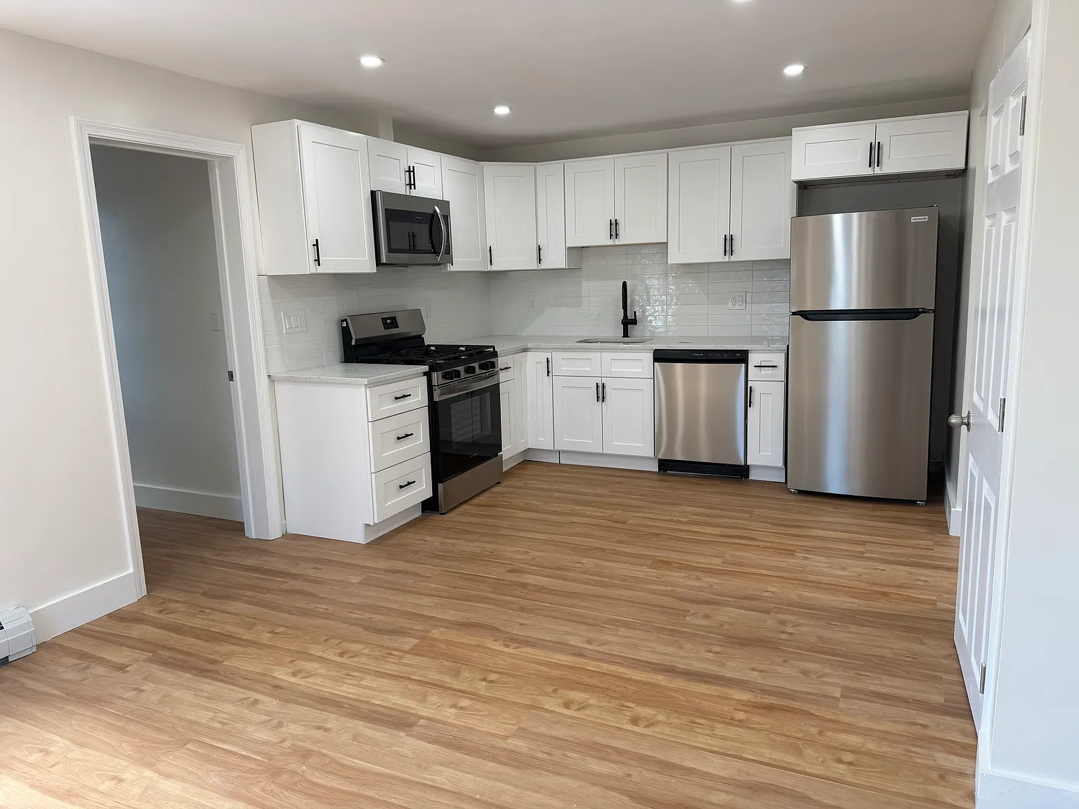 2 bed, 900 sqft, $2,900 — Photo 2