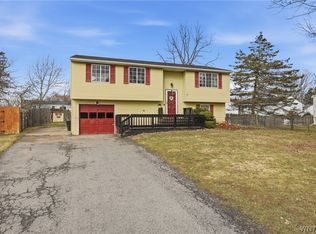 6954 Academy Ln, Lockport, NY 14094