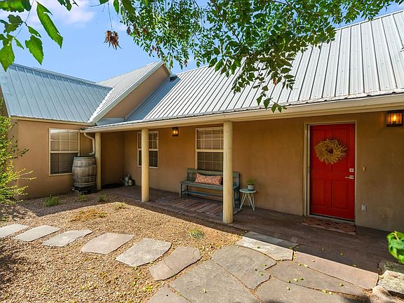2nd image of 909 Nicole Pl