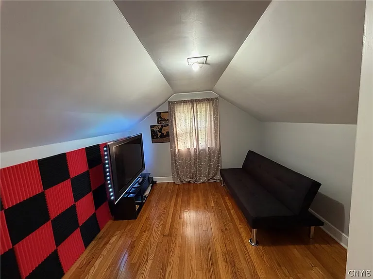902 James St — Photo 23