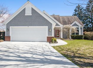320 Hunters Run Cir, Holland, MI 49423