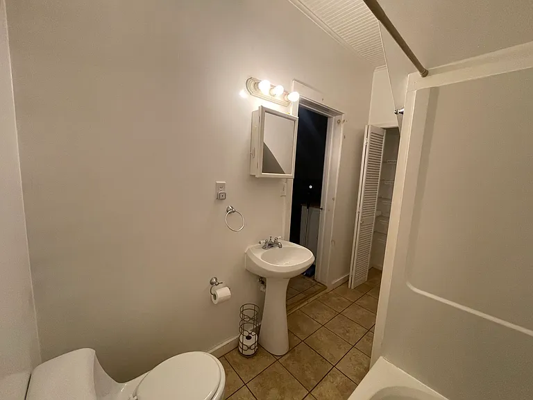Full Bathroom 1