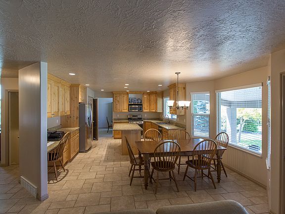 Kitchen & breakfast