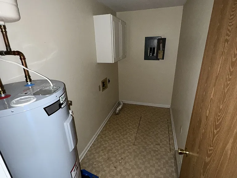702 Thomas Ln — Photo 10